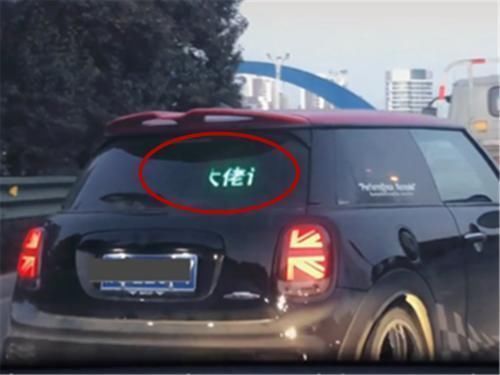 |宝马MINI加塞,驾驶员操作太搞笑,后车:情商够高,这次忍了!