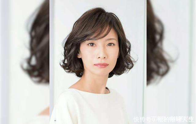 时尚|50岁女人染什么色好看时尚高级感的巧克力色,低调奢华有内涵