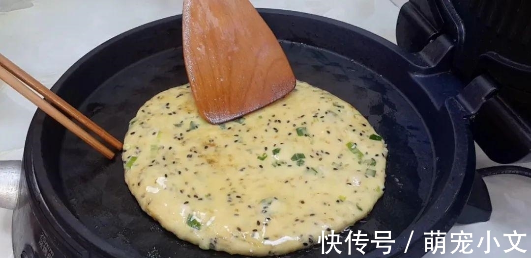 芝麻鸡蛋这样做，撒1把葱花，比鸡蛋饼都好吃，出锅孩子抢着吃