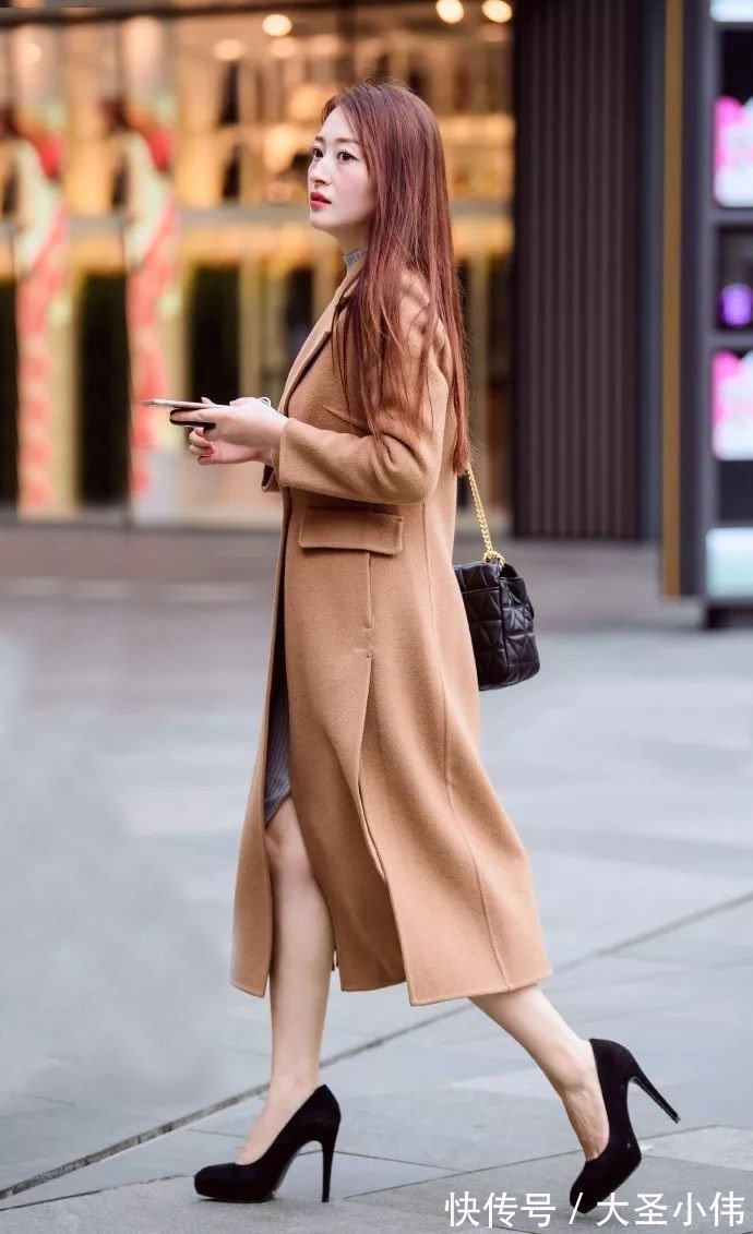 小妹妹|美女街拍:一位漂亮辣妈,不仅有强烈的时尚感,还有特别讨我喜欢的精致脸蛋