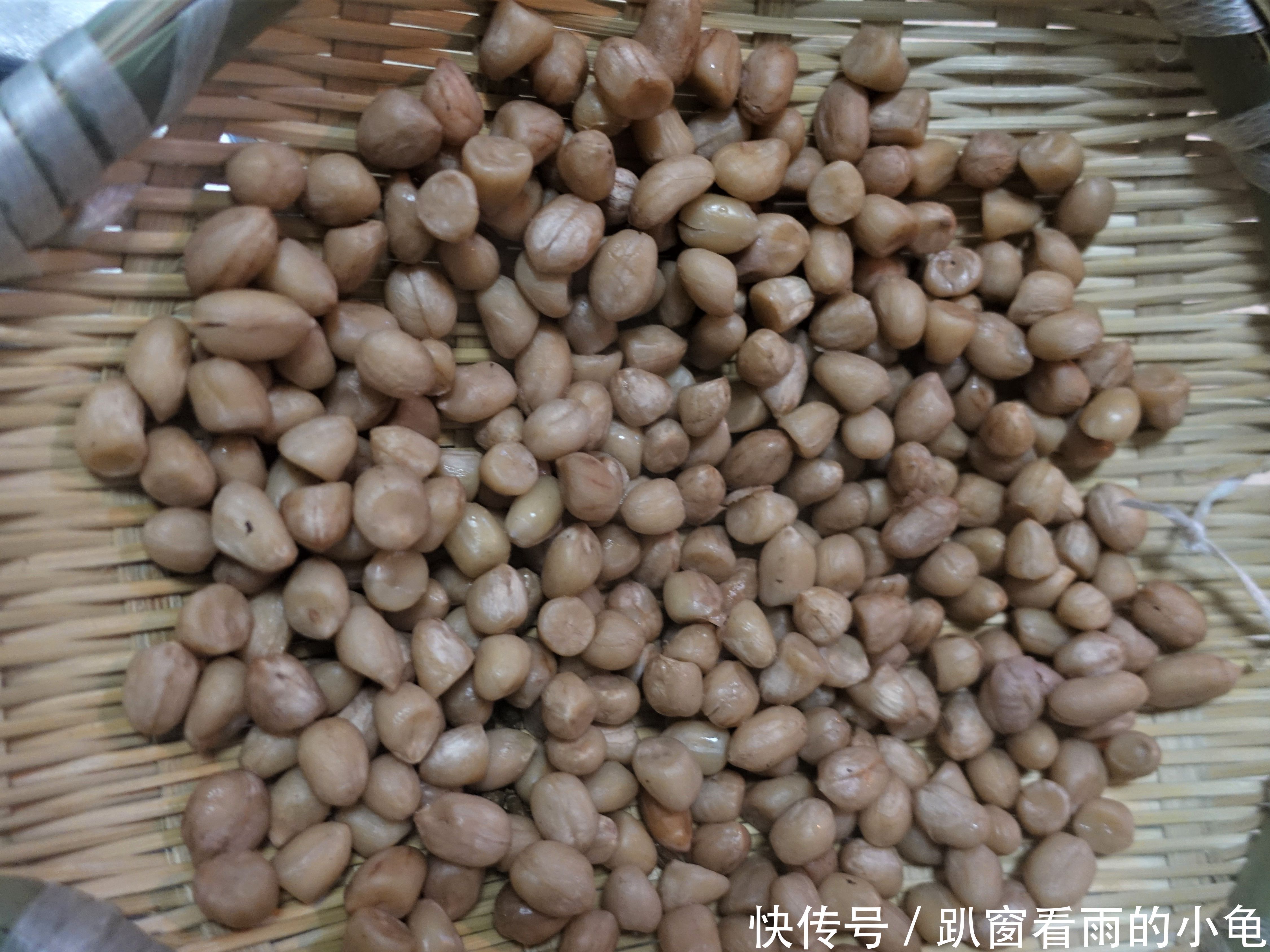 爱喝酒的看过来,教你炒五香花生米的窍门,炒出来的花生米酥脆无比,越嚼越香