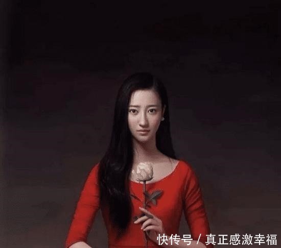 80后|80后画家大智若愚,画草莓无人问津,换成美女吃草莓,卖230万!