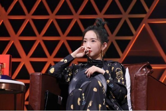 跷二郎腿|跷二郎腿又如何,孟美岐“老师”真没点评周传雄,他被淘汰也实属正常