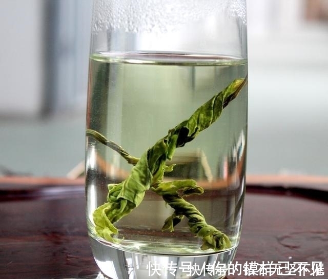 泡水|高血压高血脂怎么办?路边不值钱的它泡水喝,血脂血压悄悄降下来