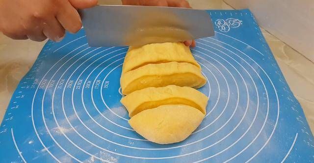 保鲜膜|面包很好吃,有4个鸡蛋,又软又甜,不用烤箱你就能成功