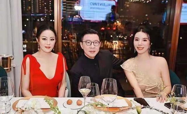 珠圆玉润|章小蕙真洋气,一袭红色V领连衣裙高级精致,身材丰腴更有贵妇范