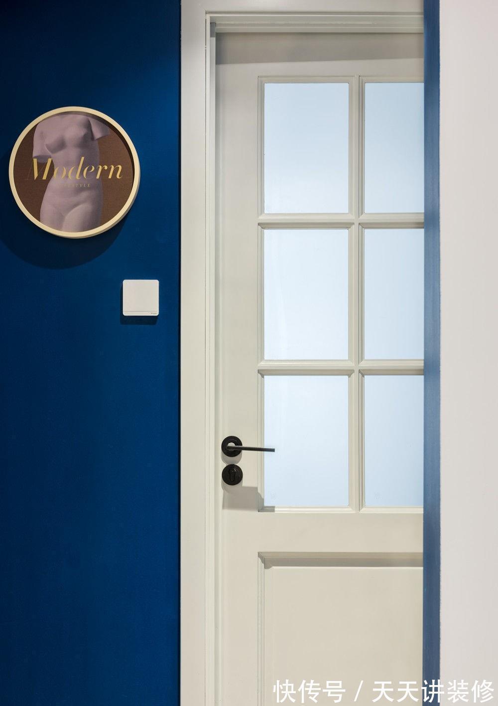 小星球|克莱因蓝加上亮丽黄,撞色的设计更为独特,满足我们对新家的设想