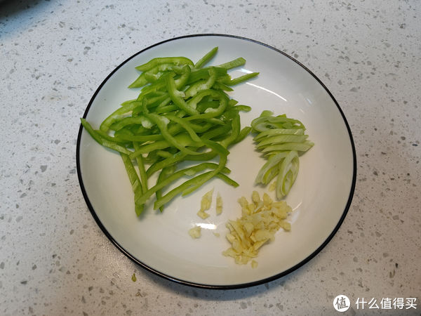 炒面条好吃有技巧，掌握三个诀窍，面条不粘不坨、劲道爽滑