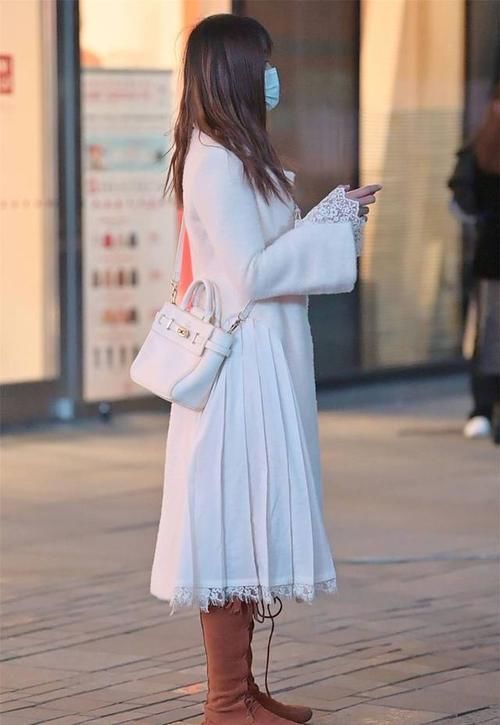 浅色|冬季的大衣别老是挑选黑色,尝试浅色搭配,会有不一样的感觉