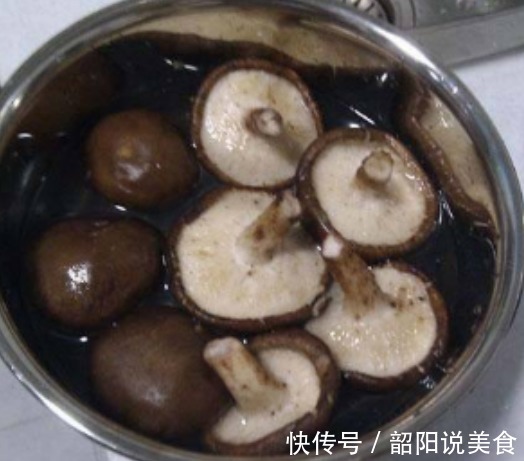 鸡肉不要用水炖了,用此“饮料”炖鸡肉,比高汤都要香!