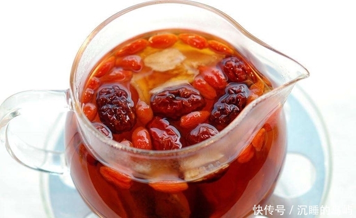  细腻|红枣和它一起泡，睡前喝一杯，气血足了，不失眠了，皮肤细腻光滑