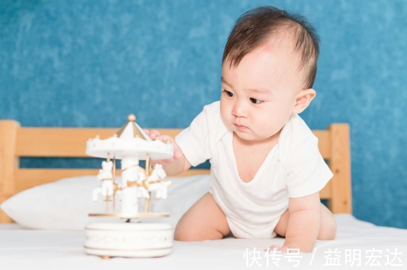 宝宝|宝宝到处爬很危险要阻止吗 爬行对发育有好处,这样鼓励才正确