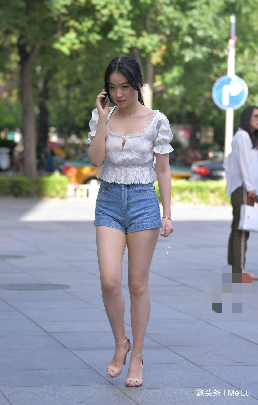 性感 牛仔短裤搭配高跟鞋,时尚好看还特别性感