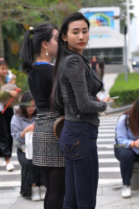 牛仔外套配修身牛仔裤,春季穿出好身材,美的帅气又成熟