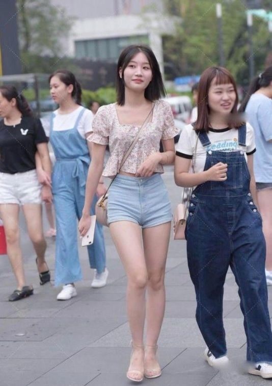 牛仔裤 穿着卡其色,时尚而老成,充满高级感