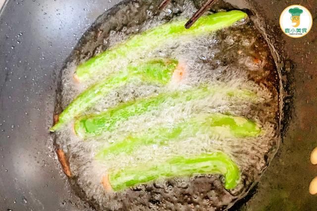 做青椒酿肉，谨记“二拌一塞一油炸”，咸香肉酥，椒皮油糯