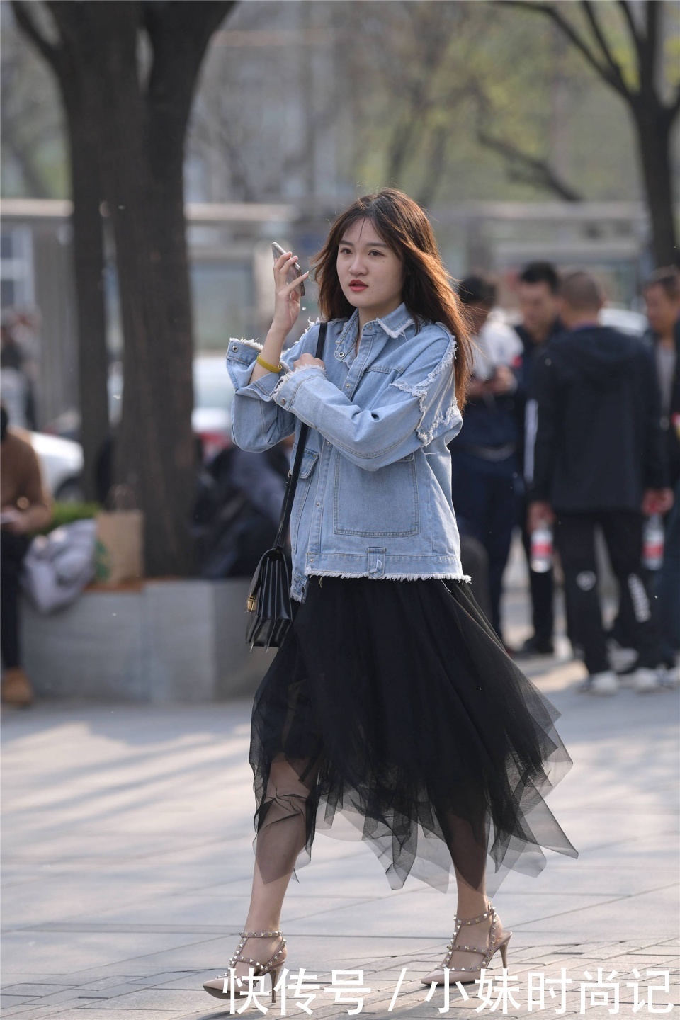 姑娘还|街拍:有点冷的秋天,还穿着尖头细跟铆钉凉鞋,时尚姑娘真的不怕冷么?