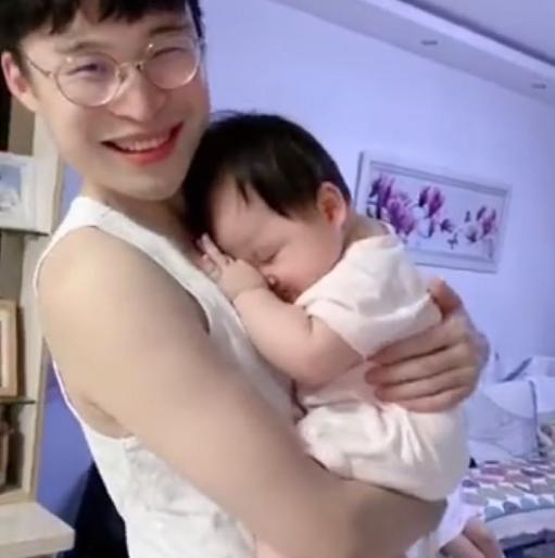 孩子|可爱宝宝一个月没见爸爸，见面后靠在爸爸身上，害羞表情暖化了