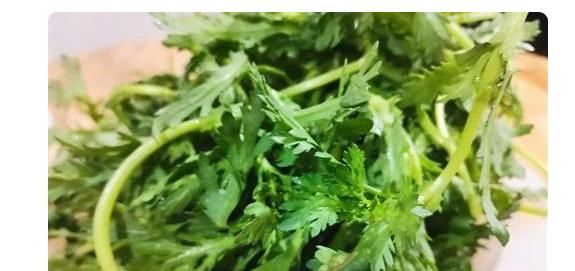 茼蒿为什么叫“皇帝菜”？吃茼蒿的7个好处和3个禁忌你了解吗