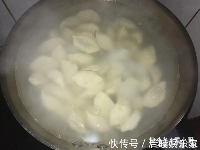 婆婆包的饺子,鲜,软,多汁,咬一口饺子馅汁顺嘴流!