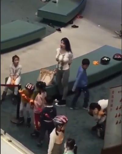 爱的孩子|爸爸到幼儿园接孩子,每天都会提早到,网友:这爸爸不容易啊