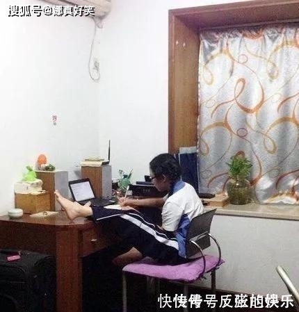 |搞笑GIF：抱孩子的那个大姐，我觉得你不适合在这桌