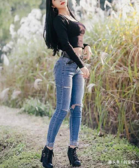 牛仔裤 印花上衣巨好看,搭配牛仔裤,不俗不媚,彰显女性魅力
