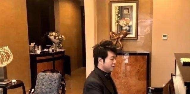 钢琴|郎朗豪宅尽显稳重，客厅就有三层楼高，家中随处可见名贵钢琴