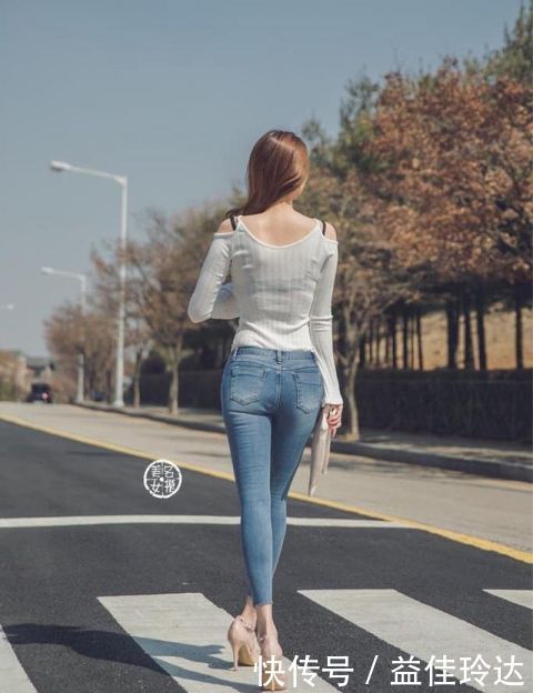 小姐姐穿紧身牛仔裤,随意搭配都超级美丽,塑造纤细小蛮腰!