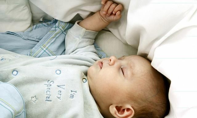 刘女士|宝宝睡觉“不老实”爱满床滚？可能和这四个原因有关，父母别大意