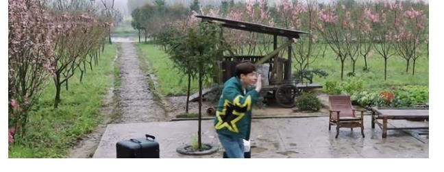 向往的生活|《向往的生活5》何炅等人抓泥鰍，張藝興害怕，想出妙招應對