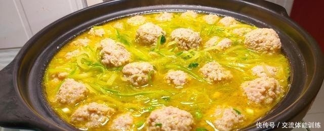 简单的家常菜《萝卜丸子汤》丸子好吃，汤鲜味美的秘密