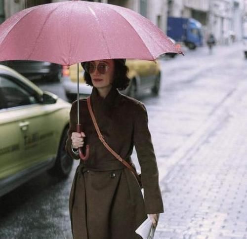 俗气|女人过了55岁,尽量少穿这3种“装嫩色”,显胖俗气还掉价