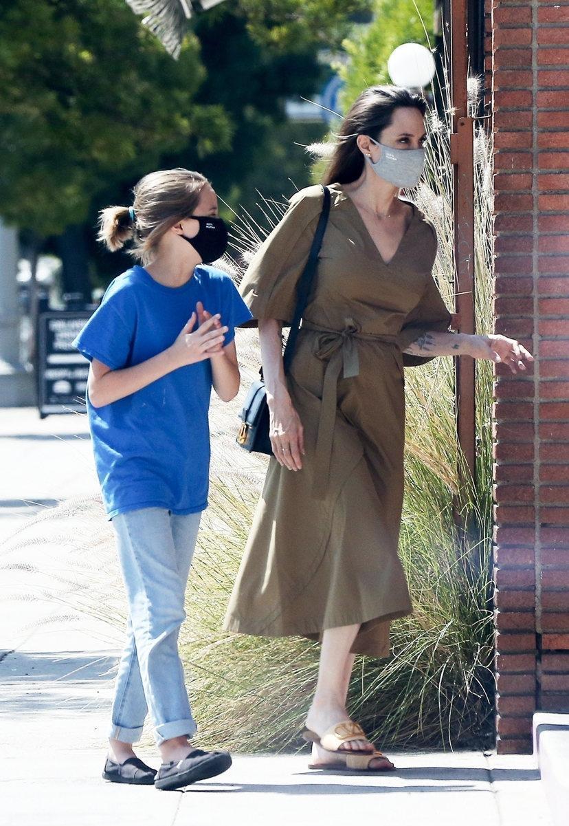 利落|安吉丽娜·朱莉真会穿,一件长款风衣潇洒利落,气场全开真有魅力