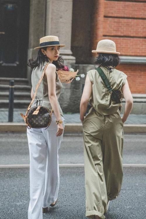 T恤 50岁以后穿T恤会很土,今年流行三木妈妈的穿搭,优雅减龄又时髦