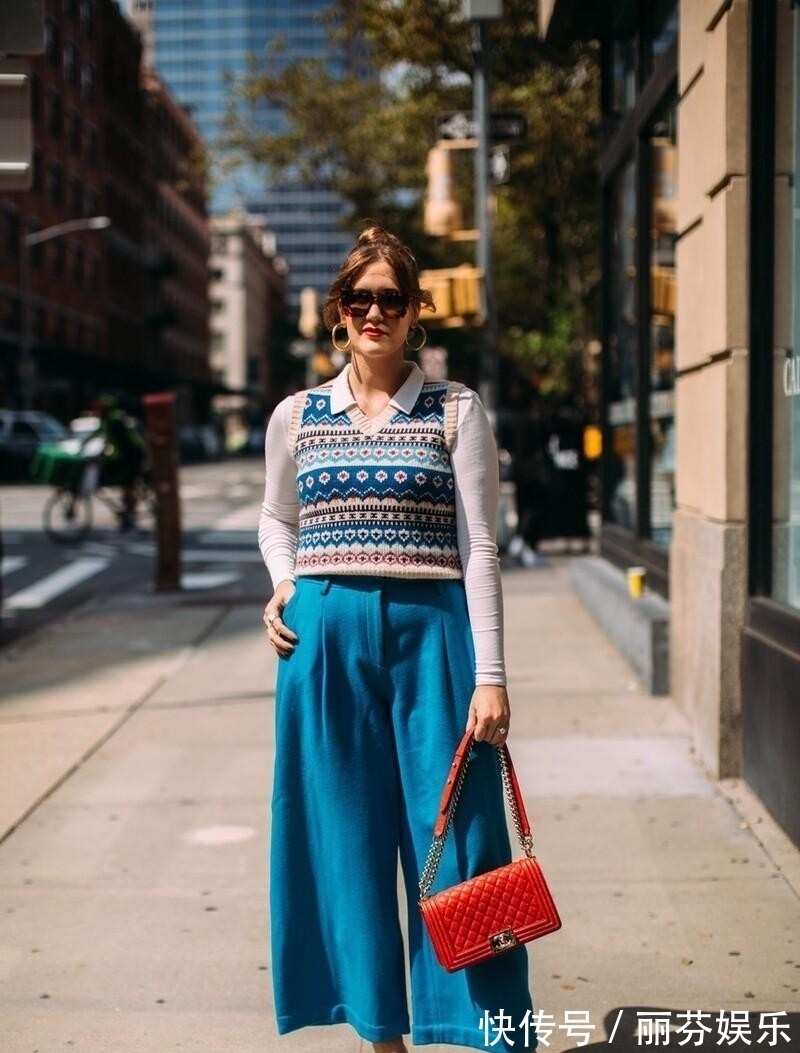风格 今年流行“奶奶”的针织背心,配衬衫就挺好看,街头潮人都在穿