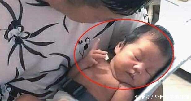 蕾蕾|姥爷抱3个月外孙,却遭“白眼”攻击,网友表情管理很到位