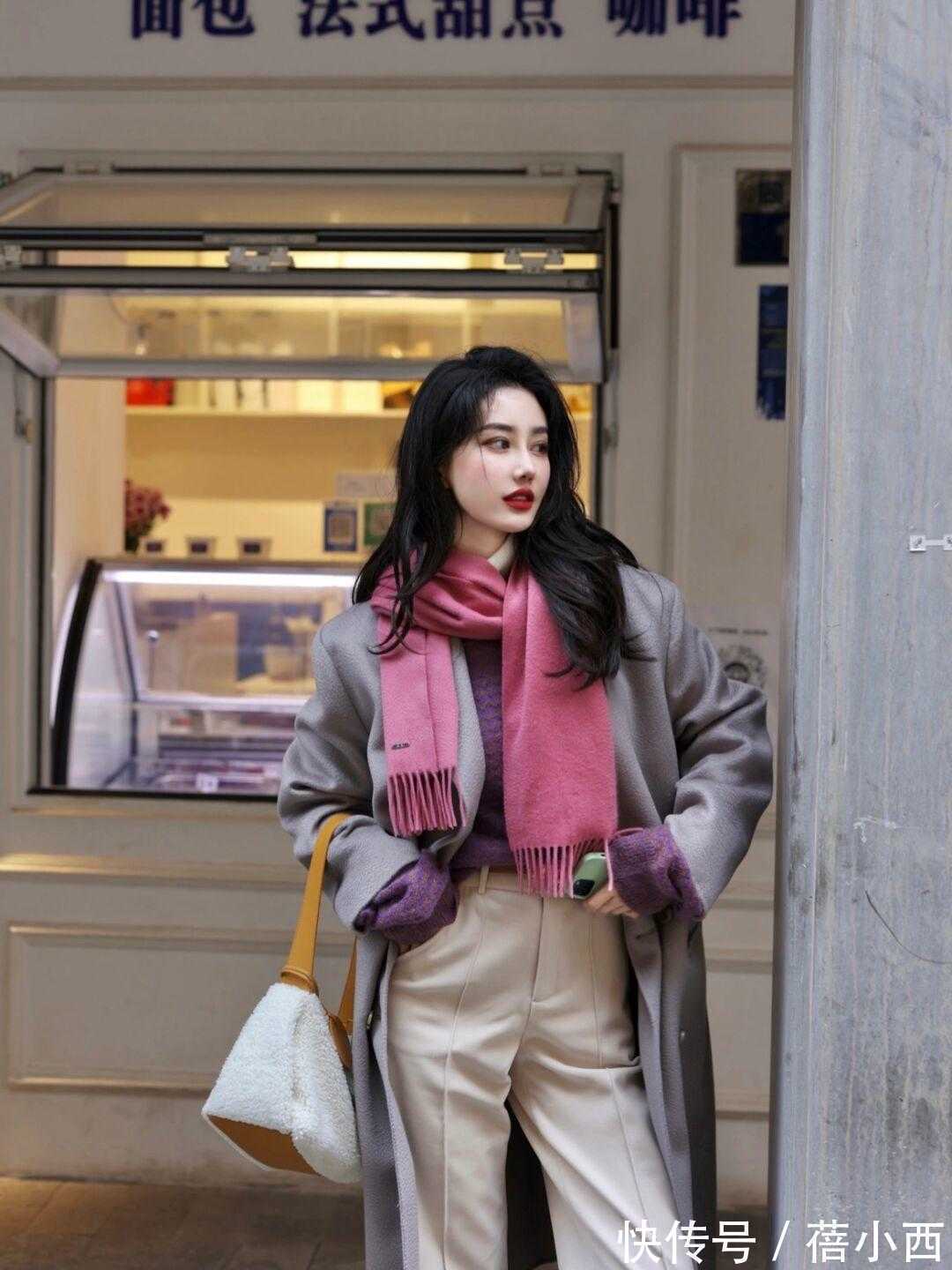 小白裤 “大衣+小白裤”=2022最火搭配,高级时髦有气质,关键是不烂大街