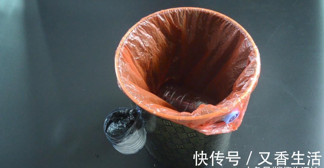 垃圾桶上粘一个塑料瓶, 一年还能帮家里省不少钱, 可惜知道的人不多