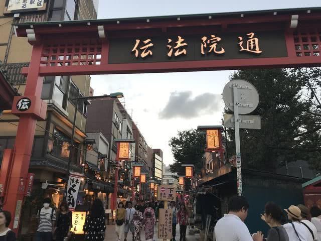 寻城记在东京浅草蹲大排档，饮大啤，挤蜗居，做一回地道日本人