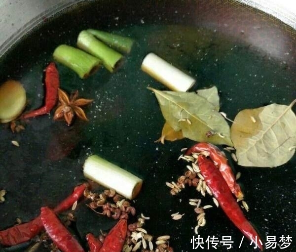 猪皮|别再熬“猪皮冻”啦，这样做简单美味，对厨艺的要求几乎为零