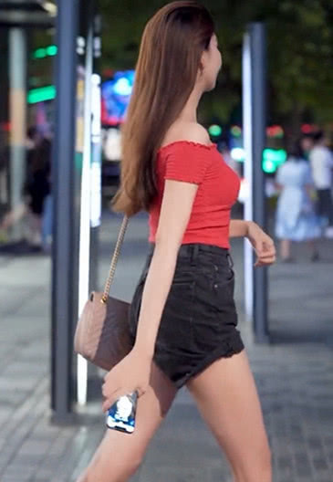 心动|街拍一字肩的T恤衫,更显妹子的傲人凸出,心动的感觉