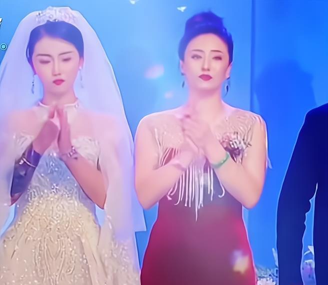 婚礼|黑龙江一婚礼新娘和妈妈站一起像姐妹花,网友:漂亮妈妈抢了风头