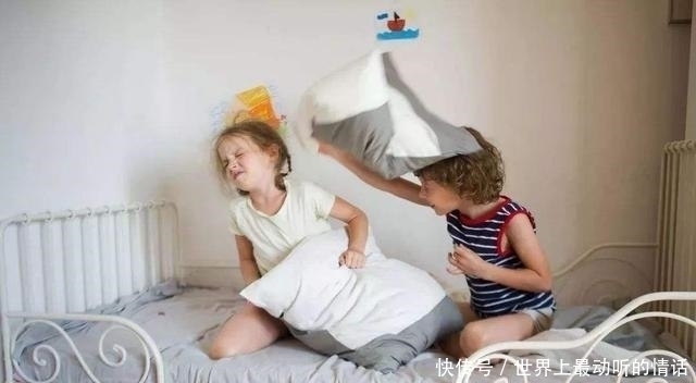 小两岁|亲姐弟相差2岁，一言不合姐弟“大打出手”，网友：打弟弟要趁早