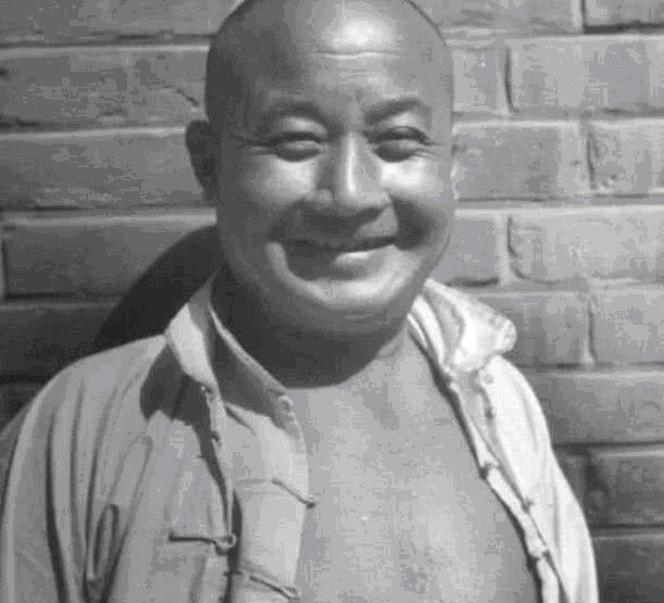 称为|他是清朝的世袭亲王，晚年却只能靠拉黄包车为生，还被人们称为“车王”