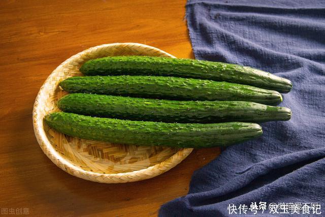 买黄瓜，挑直的还是弯的？老菜农：牢记这3点，激素黄瓜一看便知
