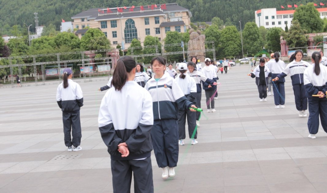 活动|六盘水外国语实验学校“重走长征路·红心向党行”徒步毅行活动举行