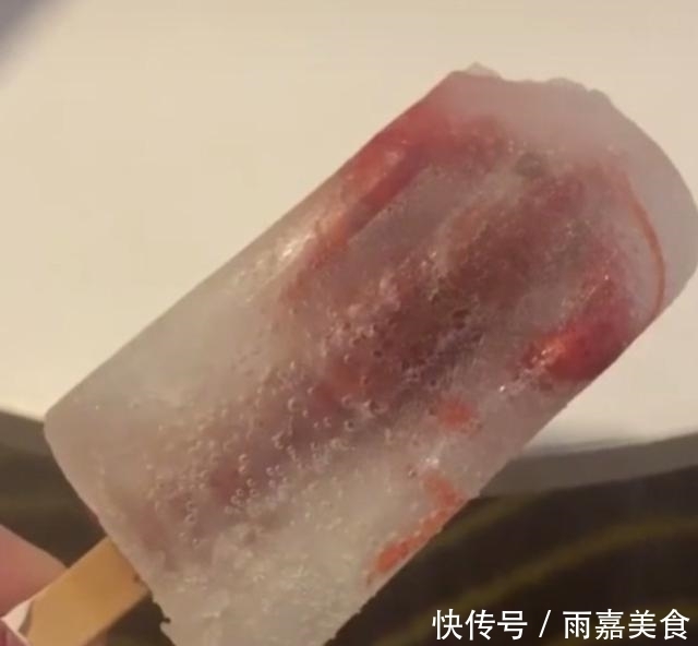 挺不错|下班在超市买了一根冰棍,看起来挺不错,吃到最后想“打人”了!