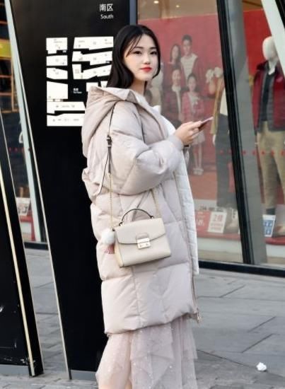 街拍:图4小姐姐微胖迷人的好身材,走在街头吸睛无数,很迷人