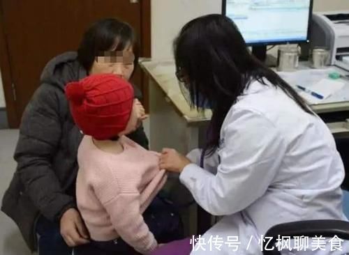 孩子|5岁孙女吞下干燥剂,奶奶急中生智救了孩子,医生:有文化的老人